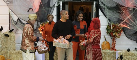 Michelle Obama y Barack Obama a punto de repartir golosinas a las puertas de la Casa Blanca