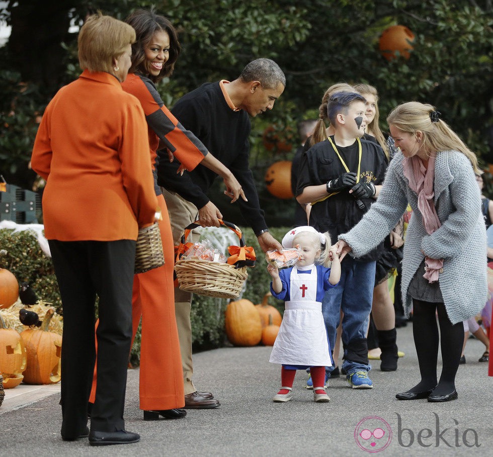 Barack Obama y Michelle Obama reparten dulces a las puertas de la Casa Blanca