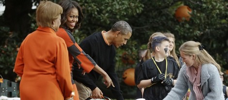 Barack Obama y Michelle Obama reparten dulces a las puertas de la Casa Blanca