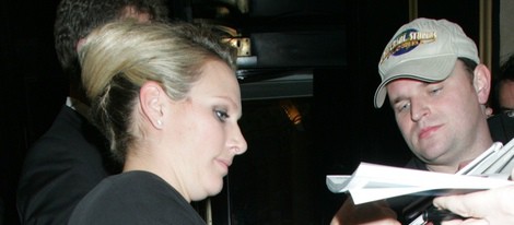 Zara Phillips firma autógrafos durante una aparición en Londres