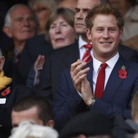 El Principe Harry aplaudiendo durante un partido de rugby en Londres