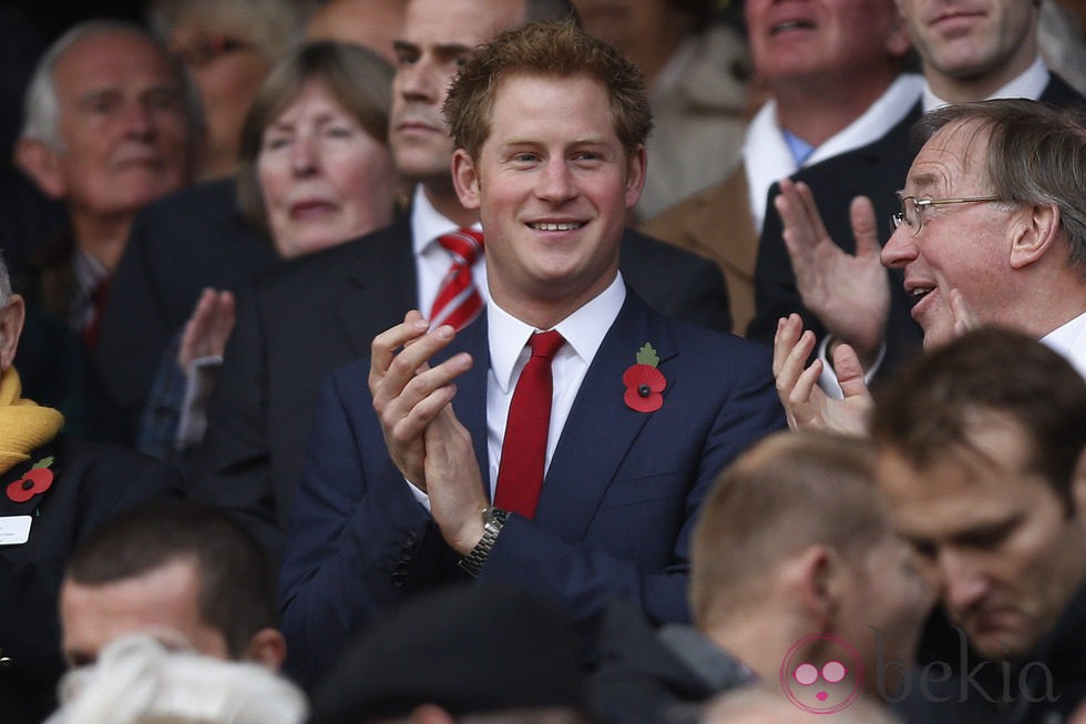 El Principe Harry aplaudiendo durante un partido de rugby en Londres