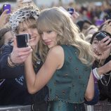 Taylor Swift se fotografía con una fan en los BBC Radio 1 Teen Awards 2013