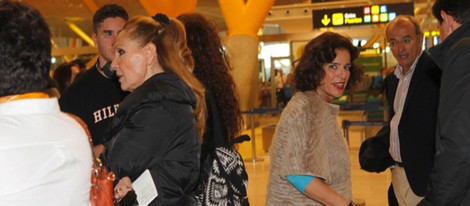 Ana Botella, sorprendida por la expectación que causa Rosa Benito en el aeropuerto