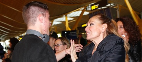 Rosa Benito despide a su hijo Amador en el aeropuerto de Madrid
