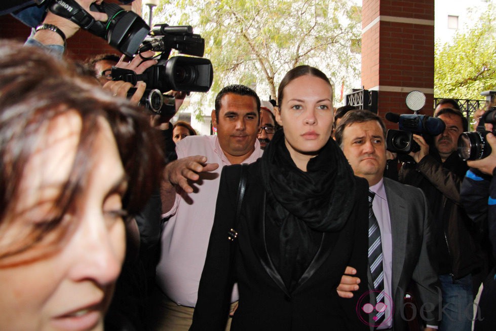 Jessica Bueno llegando a los juzgados de Sevilla para el juicio por su hijo Francisco