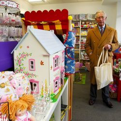 El Príncipe Carlos de Inglaterra compra regalos de Navidad para el Príncipe Jorge