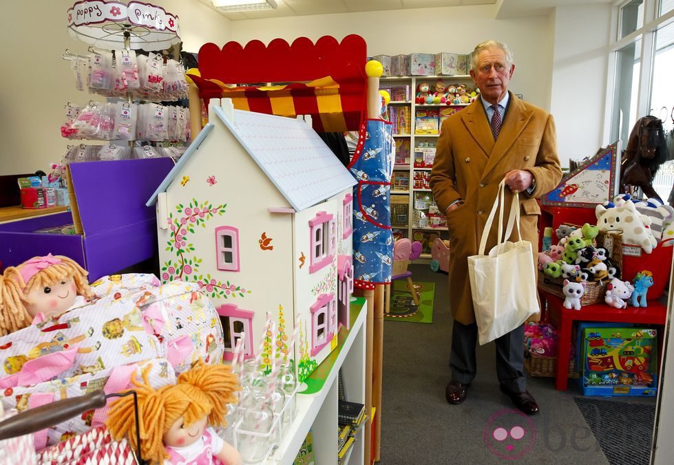 El Príncipe Carlos de Inglaterra compra regalos de Navidad para el Príncipe Jorge