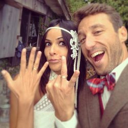 Raquel del Rosario y Pedro Castro muestran su anillo de casados