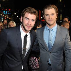 Liam y Chris Hemsworth en el estreno de 'Thor: El mundo oscuro' en Los Ángeles