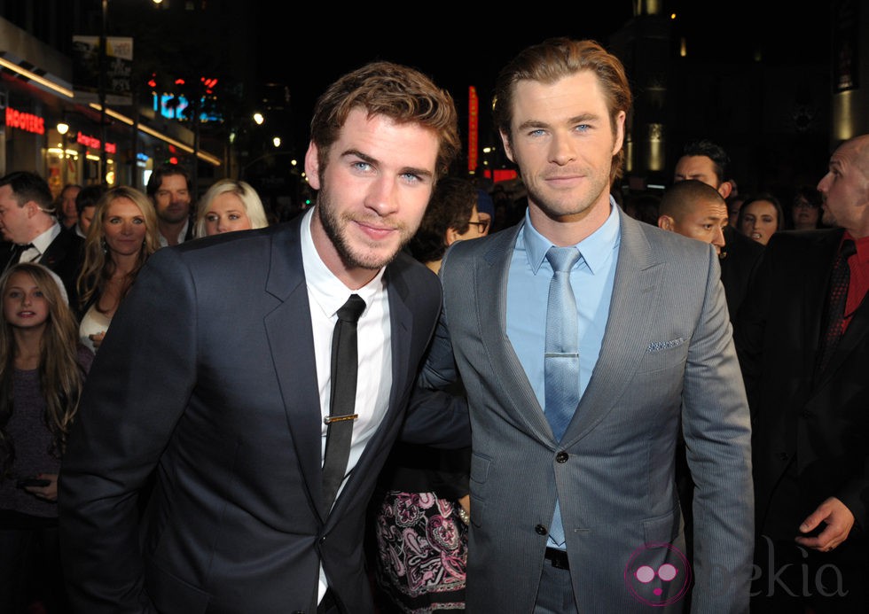Liam y Chris Hemsworth en el estreno de 'Thor: El mundo oscuro' en Los Ángeles