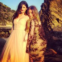 Khloe Kardashian y Kylie Jenner en una sesión de fotos en Malibú