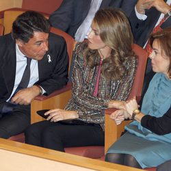 La Princesa Letizia y Soraya Sáenz de Santamaría, cogidas de la mano en el Congreso 'Nuevas Formas de Violencia'