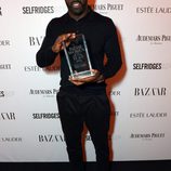 Idris Elba en la fiesta Harper's Bazaar Mujer del Año 2013