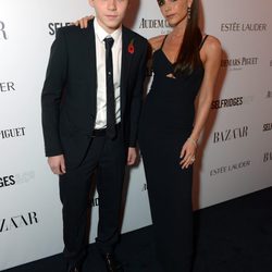 Brooklyn Beckham y Victoria Beckham en la fiesta Harper's Bazaar Mujer del Año 2013