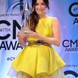Kacey Musgraves con su premio Country Music 2013