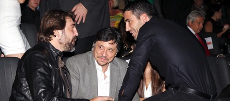 Carlos y Javier Bardem charlan con Miguel Ángel Silvestre en el estreno de 'Alpha'