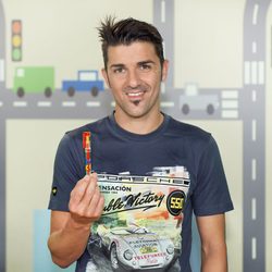 David Villa con el bolígrafo solidario de la campaña 'Un juguete, una ilusión'