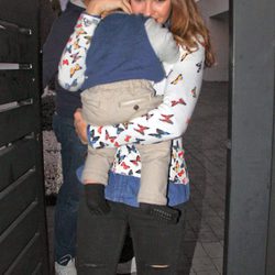 Jessica Bueno muy sonriente con su hijo Francisco en brazos