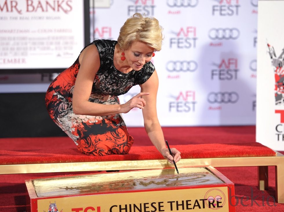 Emma Thompson durante el evento para plasmar sus huellas en el Teatro Chino de Los Angeles