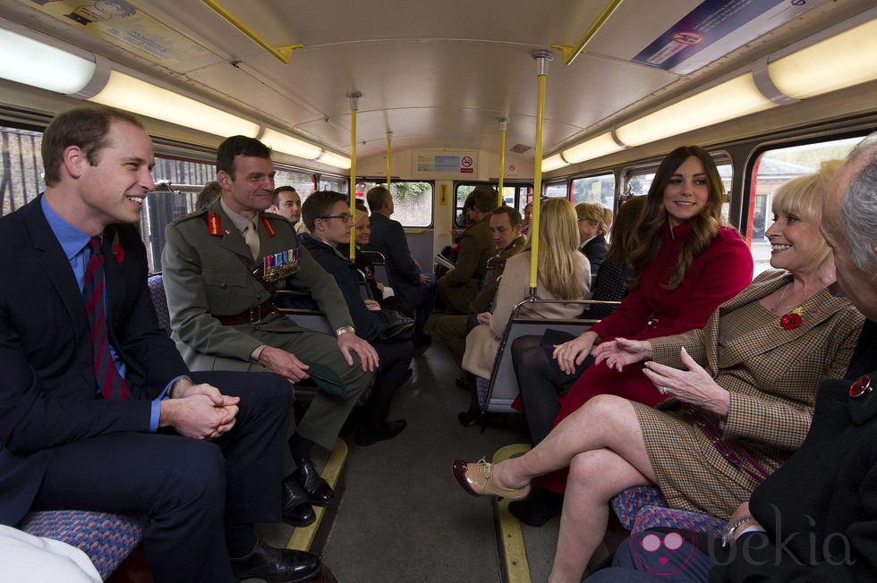 Los Duques de Cambridge montados en un autobús en Londres