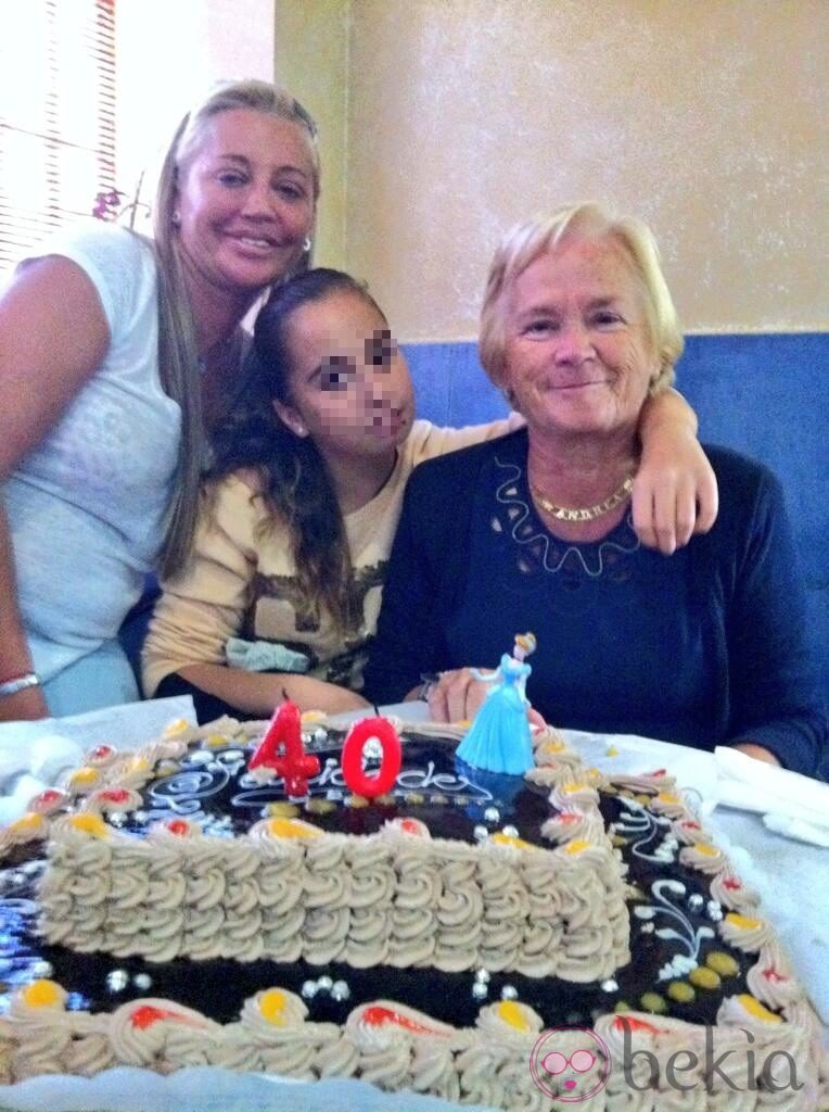 Belén Esteban celebra su 40 cumpleaños con su madre y su hija Andrea