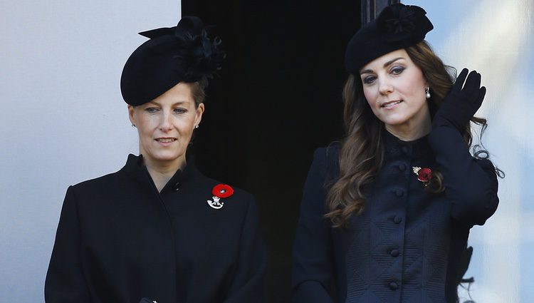 La Condesa de Wessex y la Duquesa de Cambridge en el Día de los Caídos 2013