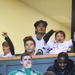 David Beckham con sus hijos viendo un partido en Twickenham