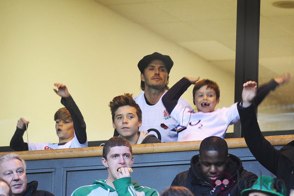 David Beckham con sus hijos viendo un partido en Twickenham