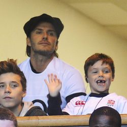 David Beckham asiste a un partido de Inglaterra contra Argentina con sus hijos