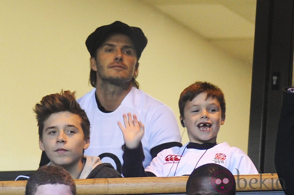 David Beckham asiste a un partido de Inglaterra contra Argentina con sus hijos