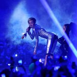 Miley Cyrus haciendo twerking con una enana en los MTV EMA 2013