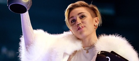 Miley Cyrus posa con su MTV EMA 2013 y su porro