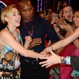 Miley Cyrus saluda a sus fans en la alfombra roja de los MTV EMA 2013