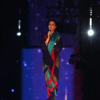 Katy Perry por los aires en su actuación en los MTV EMA 2013