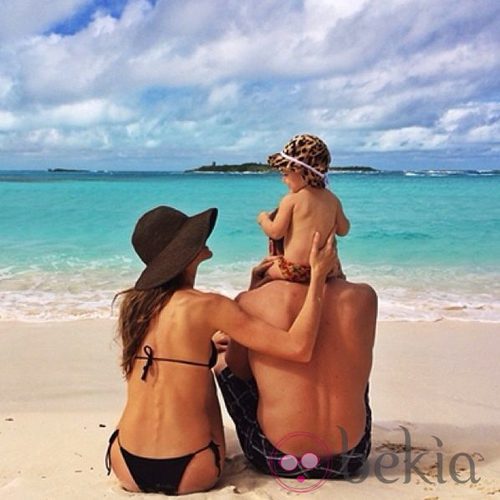 Gisele Bündchen, Tom Brady y su hija Vivian en la playa