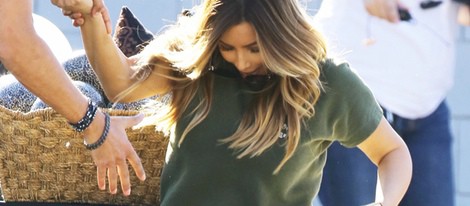Kim Kardashian se ayuda de otra persona para levantarse en un mercadillo benéfico