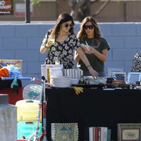 Kylie Jenner y Kim Kardashian en un mercadillo benéfico