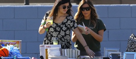 Kylie Jenner y Kim Kardashian en un mercadillo benéfico