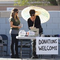 Kim Kardashian y Kris Jenner en un mercadillo benéfico