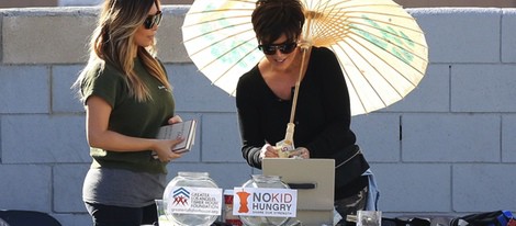 Kim Kardashian y Kris Jenner en un mercadillo benéfico