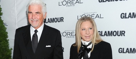 Barbra Streisand y su marido en los premios Glamour Mujer del Año 2013 en Nueva York