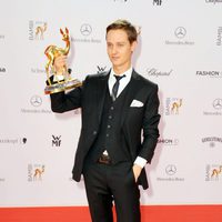 Tom Schilling posando con su galardón de los Premios Bambi 2013