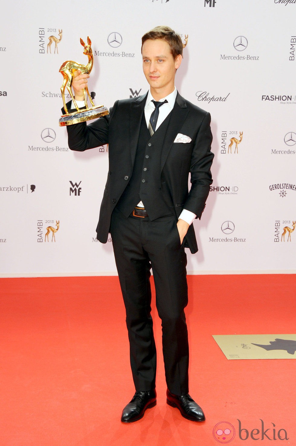 Tom Schilling posando con su galardón de los Premios Bambi 2013