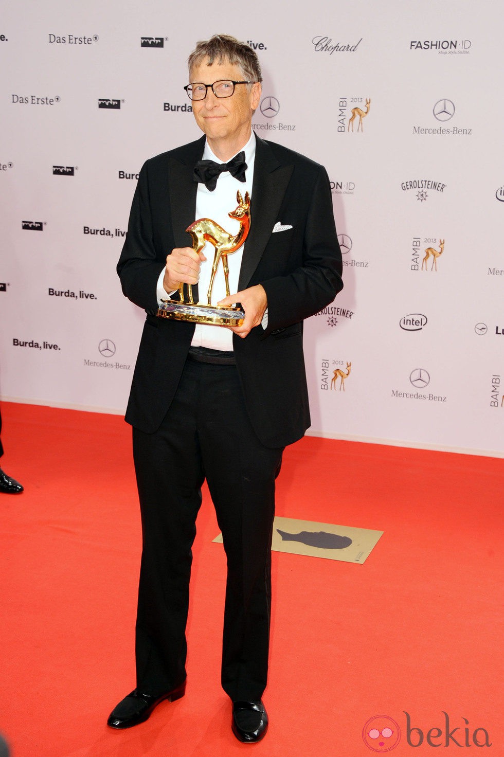 Bill Gates posando con su galardón de los Premios Bambi 2013