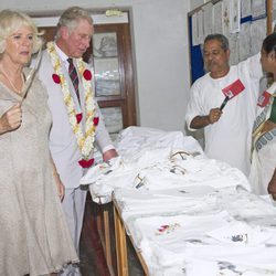 El Príncipe Carlos y Camilla Parker de compras en La India