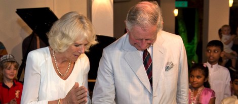 El Príncipe Carlos corta su tarta de cumpleaños bajo la insistente mirada de Camilla Parker en Sri Lanka