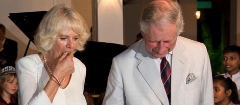 El Príncipe de Gales y la Duquesa de Cornualles comen tarta de cumpleaños en Sri Lanka
