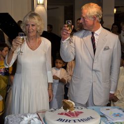 El Príncipe Carlos brinda con Camilla Parker por su 65 cumpleaños en Sri Lanka