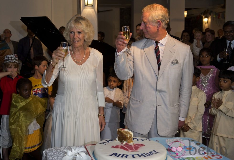 El Príncipe Carlos brinda con Camilla Parker por su 65 cumpleaños en Sri Lanka